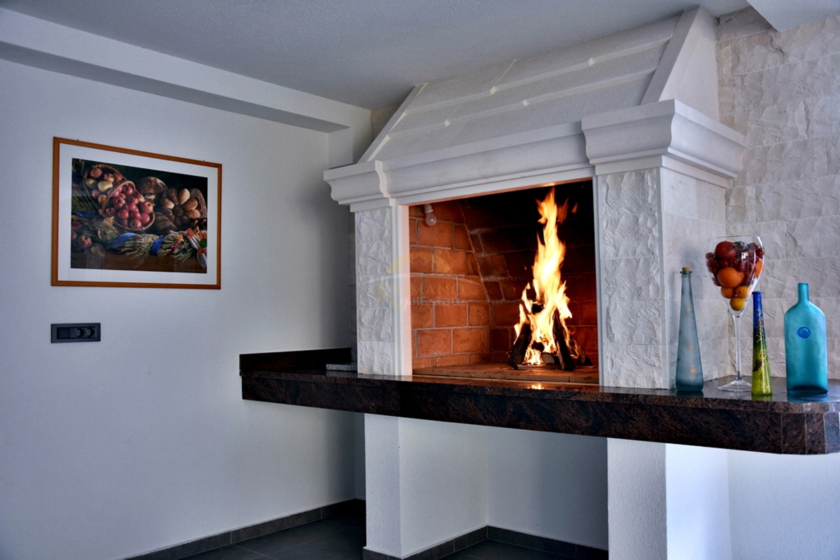 Vrhunsko urejena hiša na Čiovu/Okrug Gornji s prekrasnim odprtim razgledom